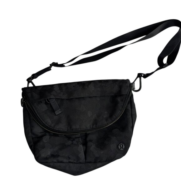 Lululemon Festival Crossbody Bag Purse.  Black. Speckled Camo Pattern Adjustable - Picture 10 of 10
